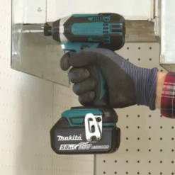 Iskevä akkuruuvinväännin Makita LXT DTD152, 165Nm, 18V, 5.0Ah akulla + Makpac 1