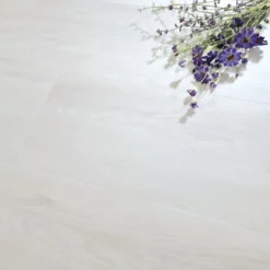 Kivikomposiittivinyylilankku DomusFlooring Lapinnoidan lumikide, integroitu askeläänieriste