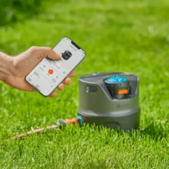 Muotosadetin Gardena AquaPrecise maan päälle