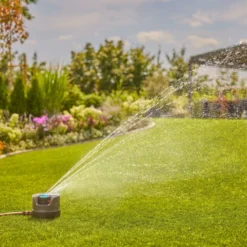 Muotosadetin Gardena AquaPrecise maan päälle