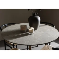 Pyöreä ruokailuryhmä Venture Home, Ø110cm beige Lycke-pöytä + 4 mustaa Alfons-tuolia