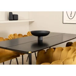 Ruokailuryhmä Venture Home, 190x90cm musta Pelle-pöytä + 6 keltaista Limhamn-tuolia, sametti