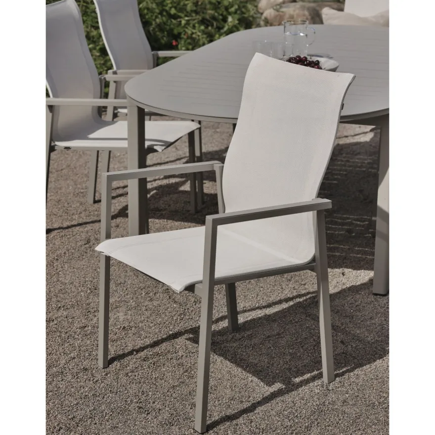 Ruokapöydän tuoli Brafab Comfy, käsinojilla