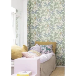 Tapetti Rebel Walls Strawberry Lane Ivory, palmu, vihreä